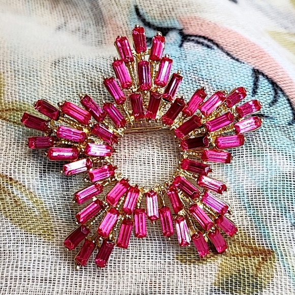 Hot Pink Gold Tone Contemporary Signed Unisex Baguette Rhinestone Brooch Pendant - Picture 5 of 8